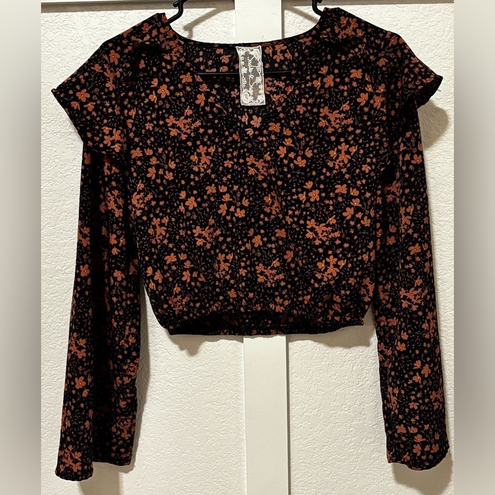 Sadie and Sage size small women’s long sleeve crop top. Navy Blue with Blush